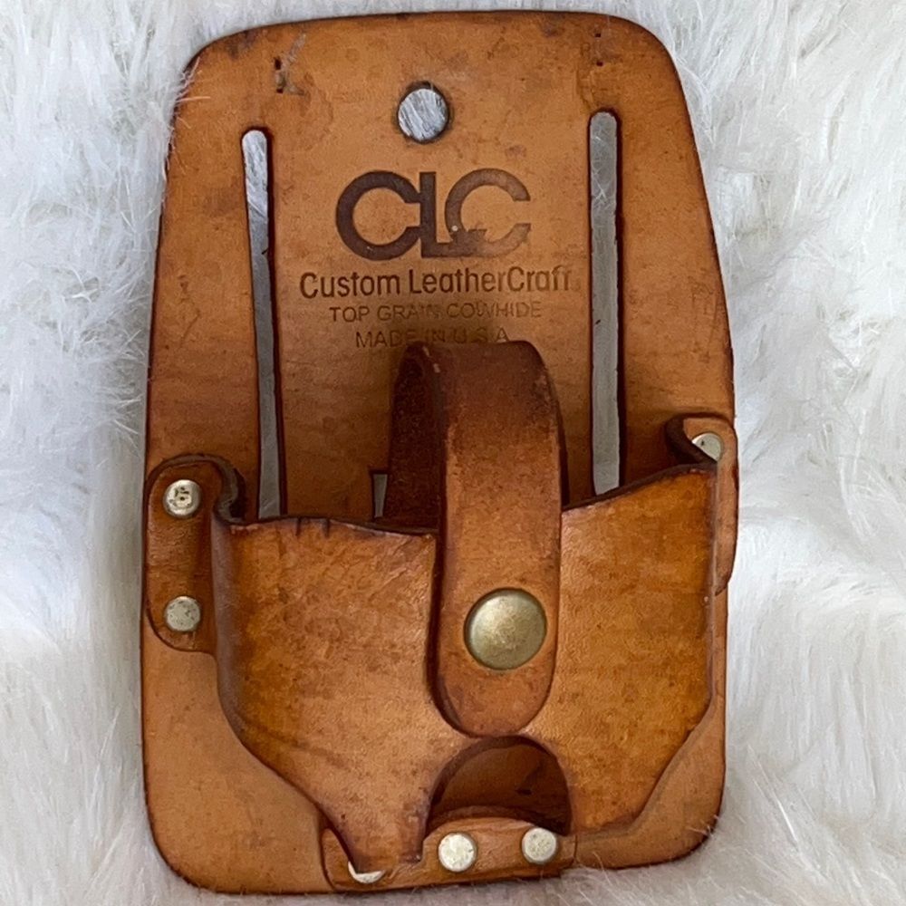 Hardware brown leather belted  holder Excellent